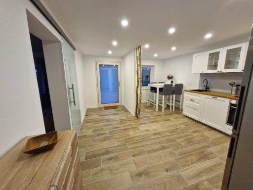 Eingangsbereich mit angrenzender Küche