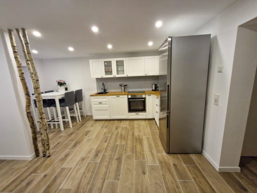 Küche mit Bartisch und vier Stühlen