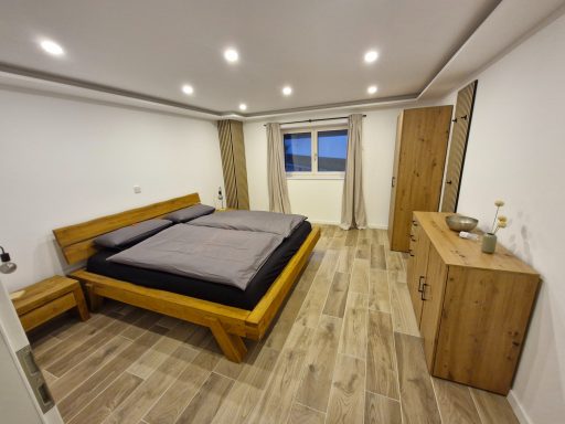 Schlafzimmer mit Doppelbett